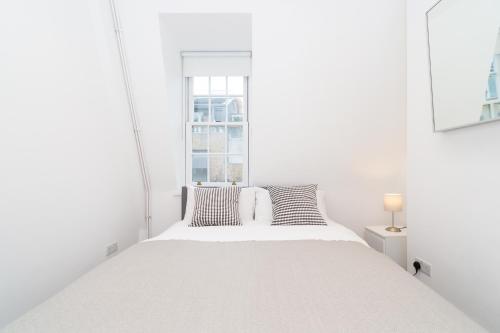 Postel nebo postele na pokoji v ubytování New 2 Bed Apartment in Covent Garden