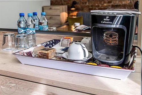 a tray with a coffee maker on top of a counter at Apartamenty Efekt 72 in Gdynia