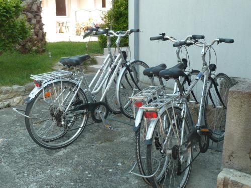 a group of bikes parked next to a building at Chambres d'Hôtes L'Insulaire in Saint-Denis-dʼOléron