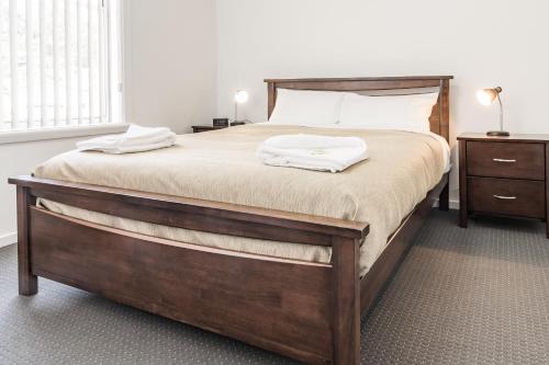 Una cama o camas en una habitación de Somerset Hotel