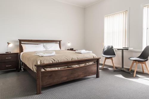 Postel nebo postele na pokoji v ubytování Somerset Hotel