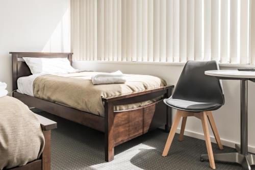 Una cama o camas en una habitación de Somerset Hotel