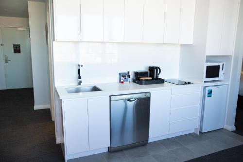 Η κουζίνα ή μικρή κουζίνα στο The Gerald Apartment Hotel