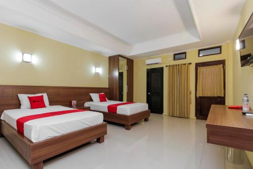 מיטה או מיטות בחדר ב-RedDoorz near Taman Samarendah