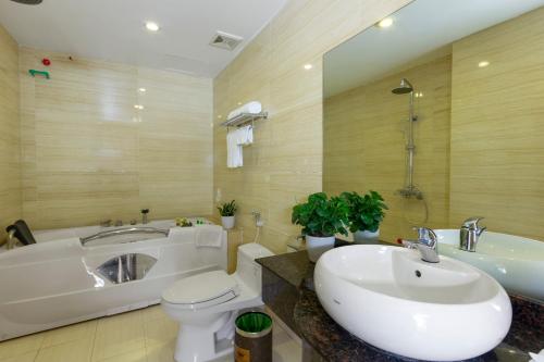 y baño con bañera, lavabo y aseo. en Phuong Anh Hotel en Vu Xa