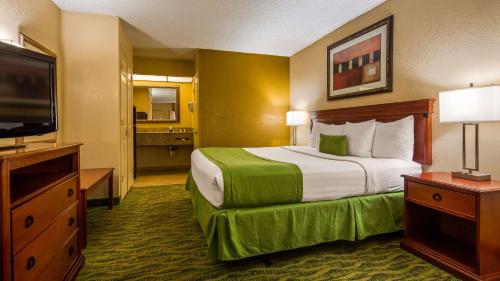 En eller flere senge i et værelse på Best Western Orlando East Inn & Suites