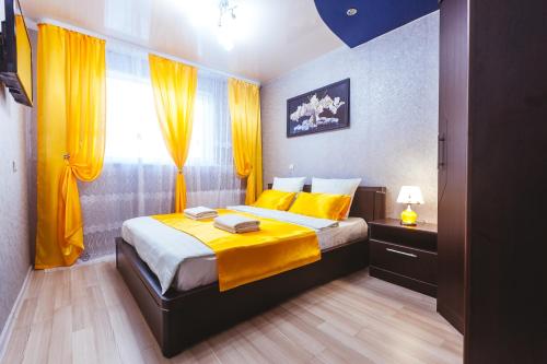 ノヴィ・ウレンゴイにあるFive Stars Leningradski prospect 10のベッドルーム1室(黄色いシーツ付きのベッド1台、窓付)
