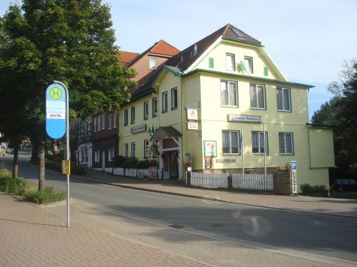 een straatbord voor een groot huis bij Pension Parkblick in Braunlage