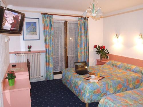 A bed or beds in a room at Hôtel & Restaurant Azur