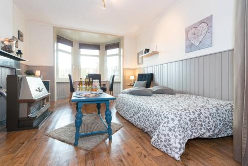 Postel nebo postele na pokoji v ubytování Charmant appartement met zicht Damse vaart @Brugge