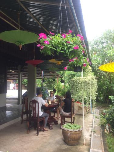 Baan Sithepaban Guesthouseにある庭