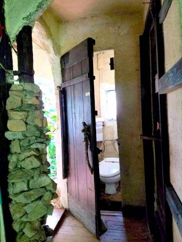 今帰仁村にある夢有民牧場のドア付きの部屋のバスルーム(トイレ付)