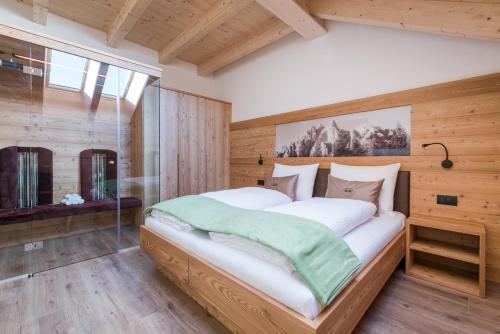 A bed or beds in a room at Les Pizades
