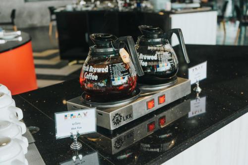 Utensilios para hacer té y café en Play Phala Beach Rayong