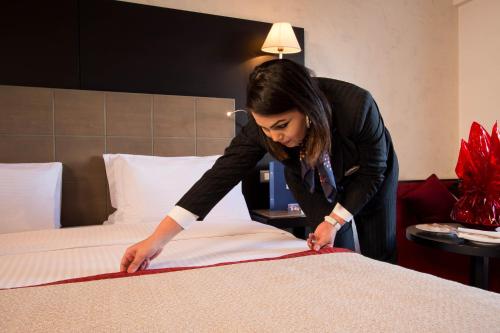 Postel nebo postele na pokoji v ubytování Golden Tulip El Mechtel