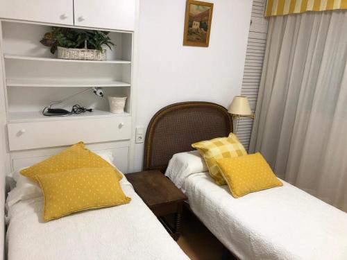 コルドバにあるAlojamiento Ronda de los Tejaresのベッド2台が隣同士に設置された部屋です。