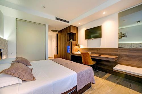 a hotel room with a bed and a desk at Hotel Scala d'Oro in Vodice
