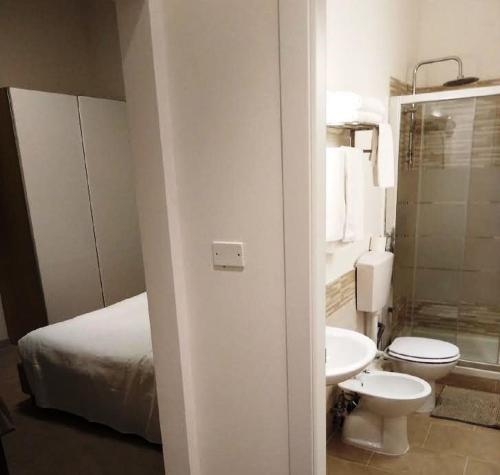 łazienka z łóżkiem, toaletą i umywalką w obiekcie Acetylene B&B w mieście Rapolano Terme