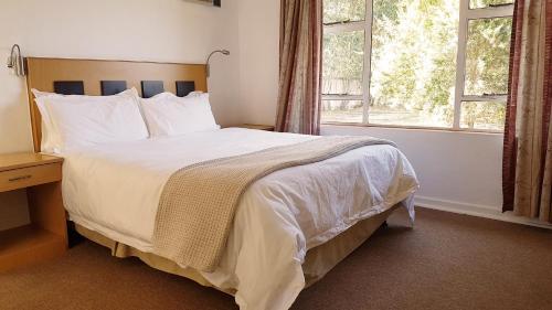 Ezulwini Berg Resort tesisinde bir odada yatak veya yataklar