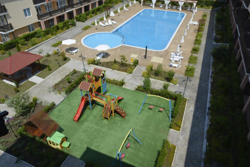 - Vistas aéreas a un parque infantil con piscina en Apartcomplex Chateau Aheloy en Aheloy