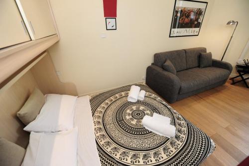 un salon avec un canapé et une table dans l'établissement Mini Suite Miro Five Stars Holiday House, à Nice