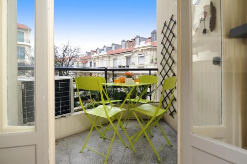 un balcon avec une table et des chaises sur un balcon dans l'établissement Mini Suite Miro Five Stars Holiday House, à Nice