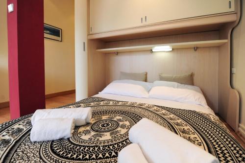 une chambre avec un lit avec des serviettes dessus dans l'établissement Mini Suite Miro Five Stars Holiday House, à Nice