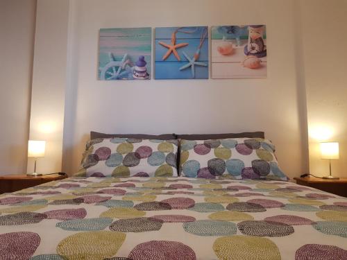 سرير أو أسرّة في غرفة في Chalet Tiziana ~ Una veranda sul mare ~