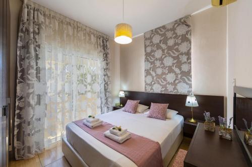 - une chambre avec 2 lits et une fenêtre dans l'établissement Protaras Villa Rocco, à Paralímni