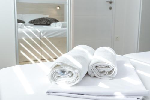 un mucchio di asciugamani seduti su un tavolo in bagno di Apartments & Rooms Villa Casia a Novalja (Novaglia)