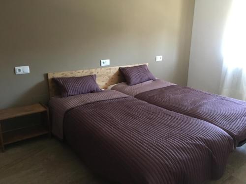 two beds sitting next to each other in a bedroom at Finca La Vega in Zamora