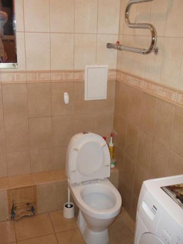 ノヴォシビルスクにある1к Семьи Шамшиных 24のバスルーム(蓋付きトイレ付)