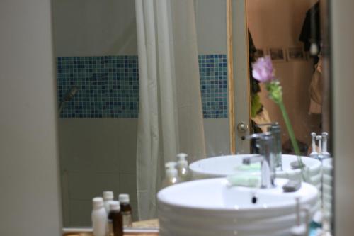 bagno con 2 lavandini e specchio di Wonderful Garden Apartment a Tel Aviv