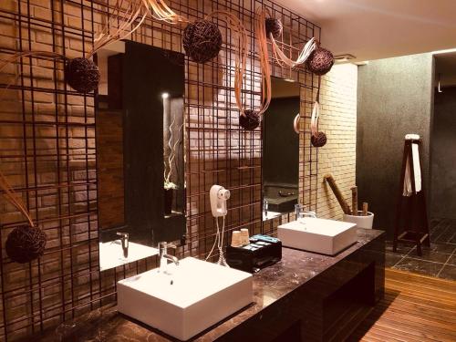 Bilik mandi di Hip Spa Motel