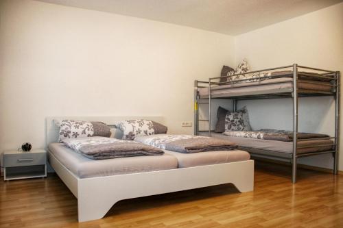 シュテューリンゲンにあるFerienwohnung Prinz-Kariのウッドフロアのベッドルーム1室(二段ベッド2組付)