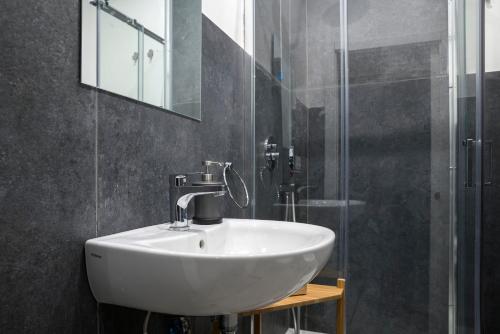 un baño con lavabo y ducha en Sant'Alfonso Bed and Breakfast Napoli, en Nápoles