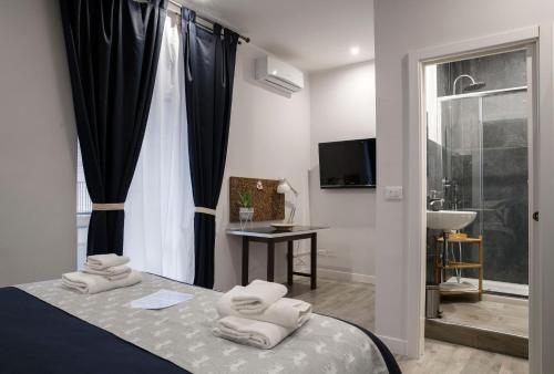 Un dormitorio con una cama con toallas. en Sant'Alfonso Bed and Breakfast Napoli, en Nápoles
