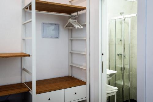 La salle de bains est pourvue d'une douche à l'italienne et d'un lavabo. dans l'établissement Posada de la Costurera de Aranjuez, à Aranjuez
