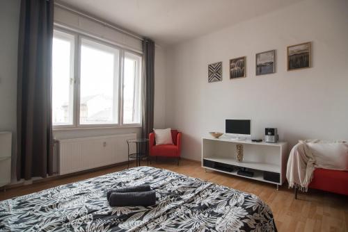 una camera con letto, scrivania e finestra di Panorama apartment a Budapest