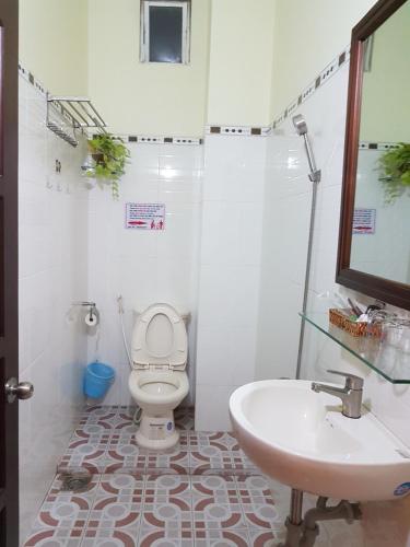 Kamar mandi di Hostel Đặng Lợi ホステルダンロイ