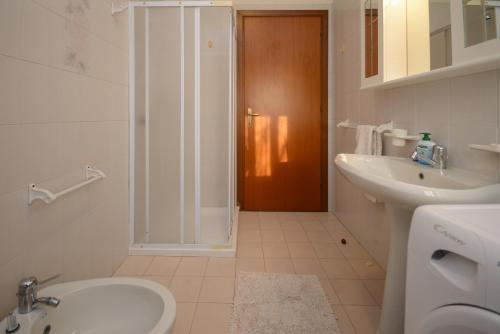 a bathroom with a shower and a toilet and a sink at Casa vacanze con ampia piscina"Lago e Terme" in Sirmione