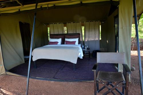 Un pat sau paturi într-o cameră la Basecamp Wilderness