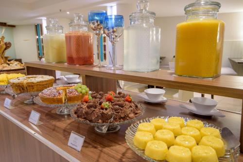 een buffet vol met verschillende soorten desserts en drankjes bij Oasis Imperial & Fortaleza in Fortaleza