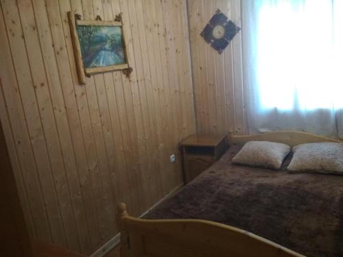 ボロフタにあるНезабутні Карпатиの小さなベッドルーム(ベッド1台、窓付)