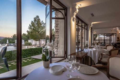 Un restaurante o sitio para comer en Le Phébus & Spa – Relais & Châteaux