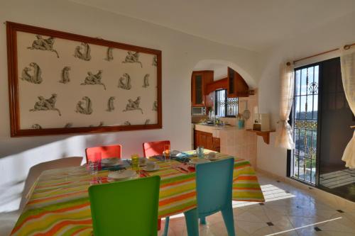 a dining room with a table and some chairs at Villa Alégria in Santa Bárbara de Samaná