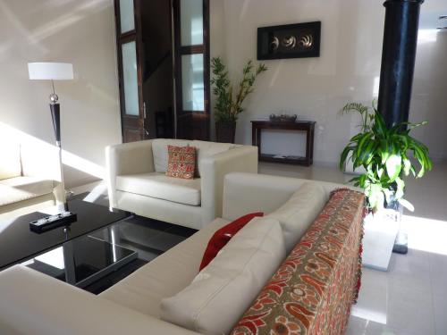 sala de estar con sofá y mesa en San Pedro Palace Hotel en San Pedro