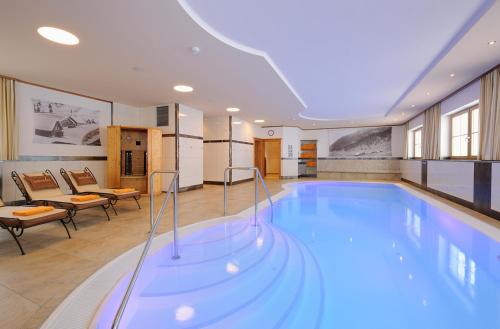 uma grande piscina num quarto de hotel em Hotel Alpenrose em Zauchensee