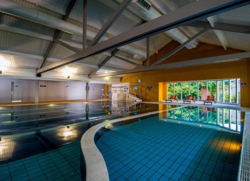 Swimming pool sa o malapit sa Midlands Park Hotel