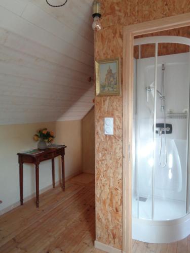 - une salle de bains avec douche et une table dans le grenier dans l'établissement Ker Adsav o'naturel, à Saint-Pierre-de-Plesguen